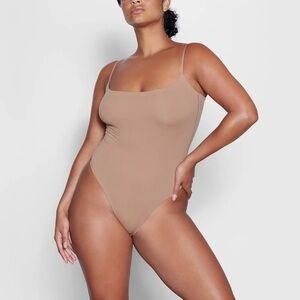 SKIMS FITS EVERYBODY CAMI BODYSUIT. Color OXIDE SIZE 4X